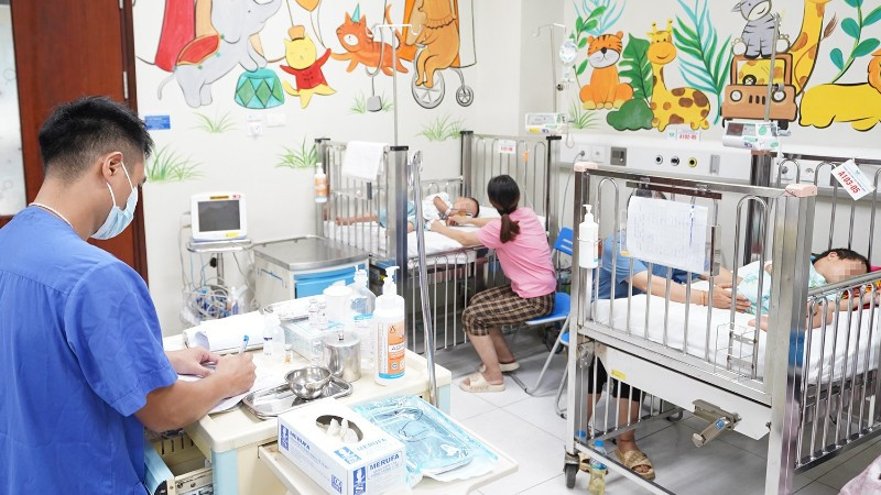 แผนกฉุกเฉินและควบคุมพิษของโรงพยาบาลเด็กแห่งชาติกำลังรักษาเด็ก 2 คนที่ถูกผึ้งต่อย