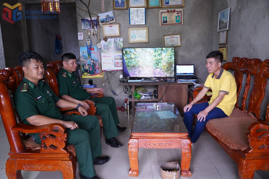 មន្ត្រីប៉ុស្តិ៍ការពារព្រំដែននៅច្រកទ្វារព្រំដែន Hoanh Mo បានពិភាក្សាជាមួយលោក Ninh A Ngan លេខាបក្ស ប្រធានភូមិ Pac Poc ឃុំ Hoanh Mo អំពីស្ថានភាពសន្តិសុខ និងសណ្តាប់ធ្នាប់នៅតំបន់ព្រំដែន។