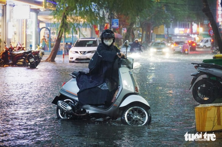 Đường sá phố biển Nha Trang ngập trong 'biển mưa', xe cộ ùn ứ - Ảnh 2.