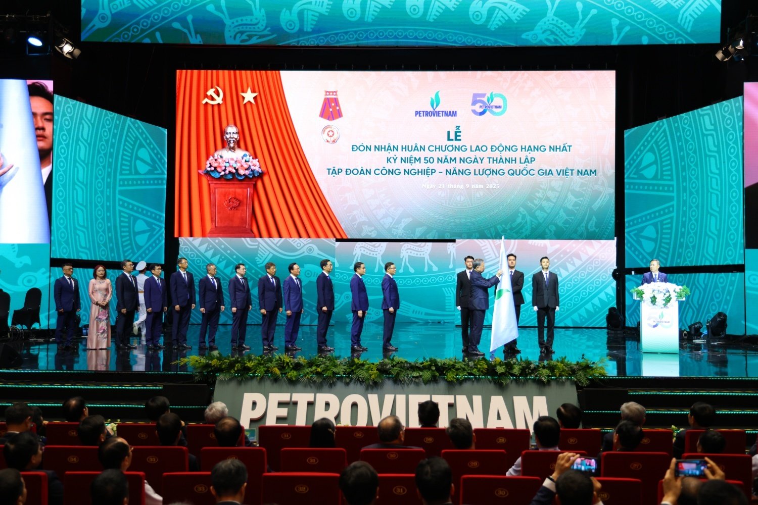 Petrovietnam đón nhận Huân chương Lao động hạng Nhất