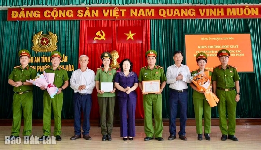 ថ្នាក់ដឹកនាំវួដ Tuy Hoa បានសរសើរប៉ូលីសវួដ Tuy Hoa ចំពោះសមិទ្ធិផលដ៏ឆ្នើមក្នុងការទប់ស្កាត់បទល្មើស។