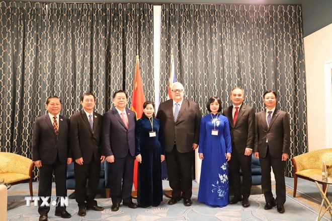 ttxvn-truong-ban-tuyen-giao-va-dan-van-trung-uong-nguyen-trong-nghia-tham-lam-viec-tai-new-zealand2.jpg