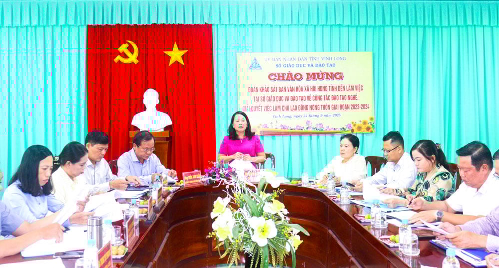 Ban Văn hóa - Xã hội HĐND tỉnh làm việc với các sở, ngành về công tác đào tạo nghề, giải quyết việc làm cho lao động nông thôn.