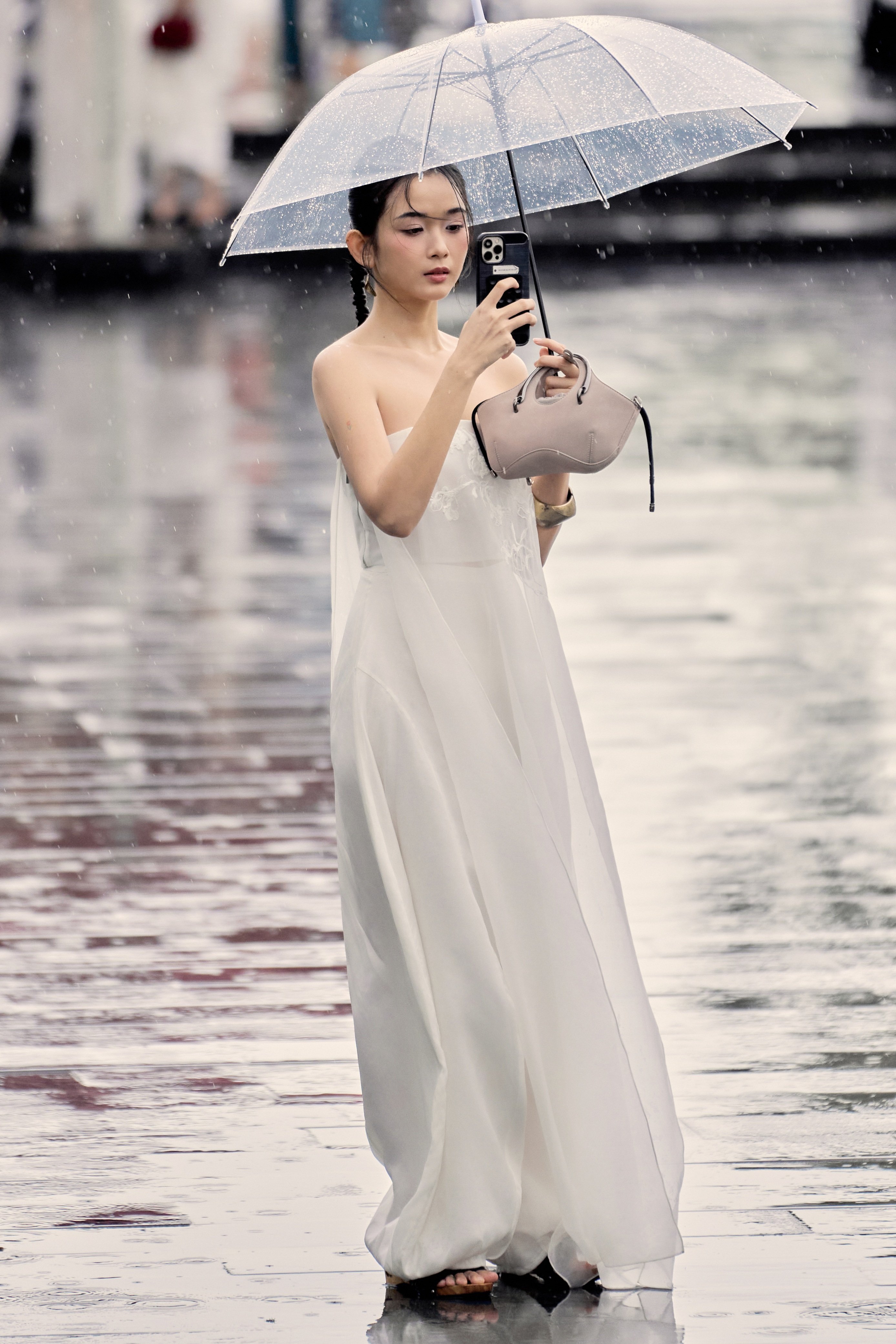Lan Khuê và dàn sao đội mưa xem trình diễn thời trang trên sông Hương - 5