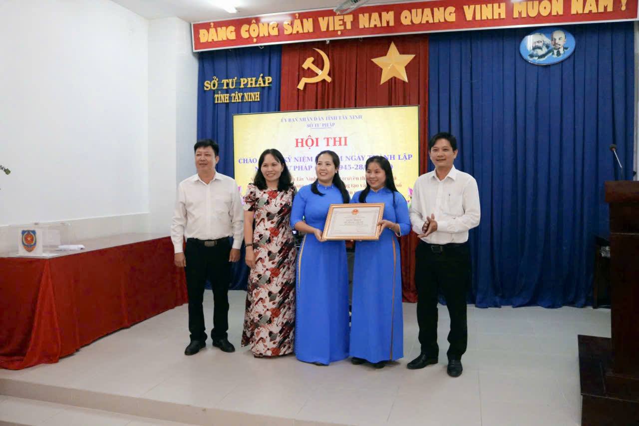 អង់គ្លេស៖ ព័ត៌មាន