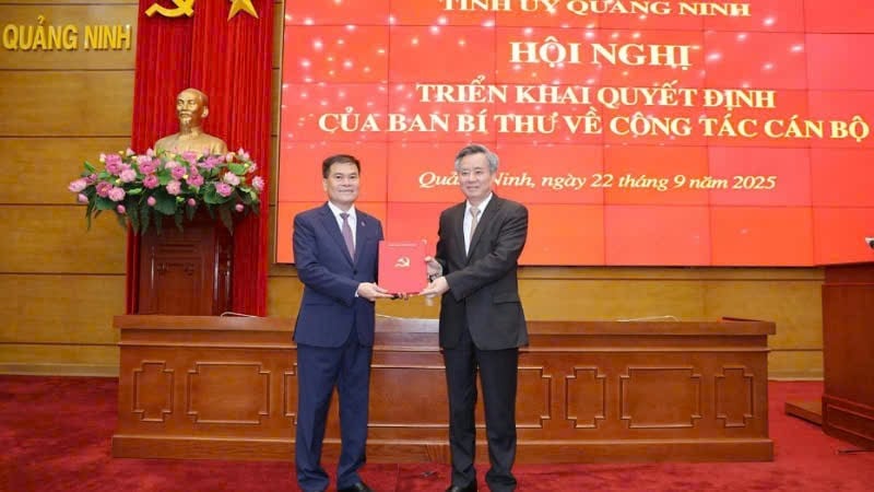Đồng chí Nguyễn Quang Dương, Phó Trưởng Ban Tổ chức Trung ương, trao Quyết định cho đồng chí Bùi Văn Khắng, Phó Bí thư Tỉnh ủy Quảng Ninh.