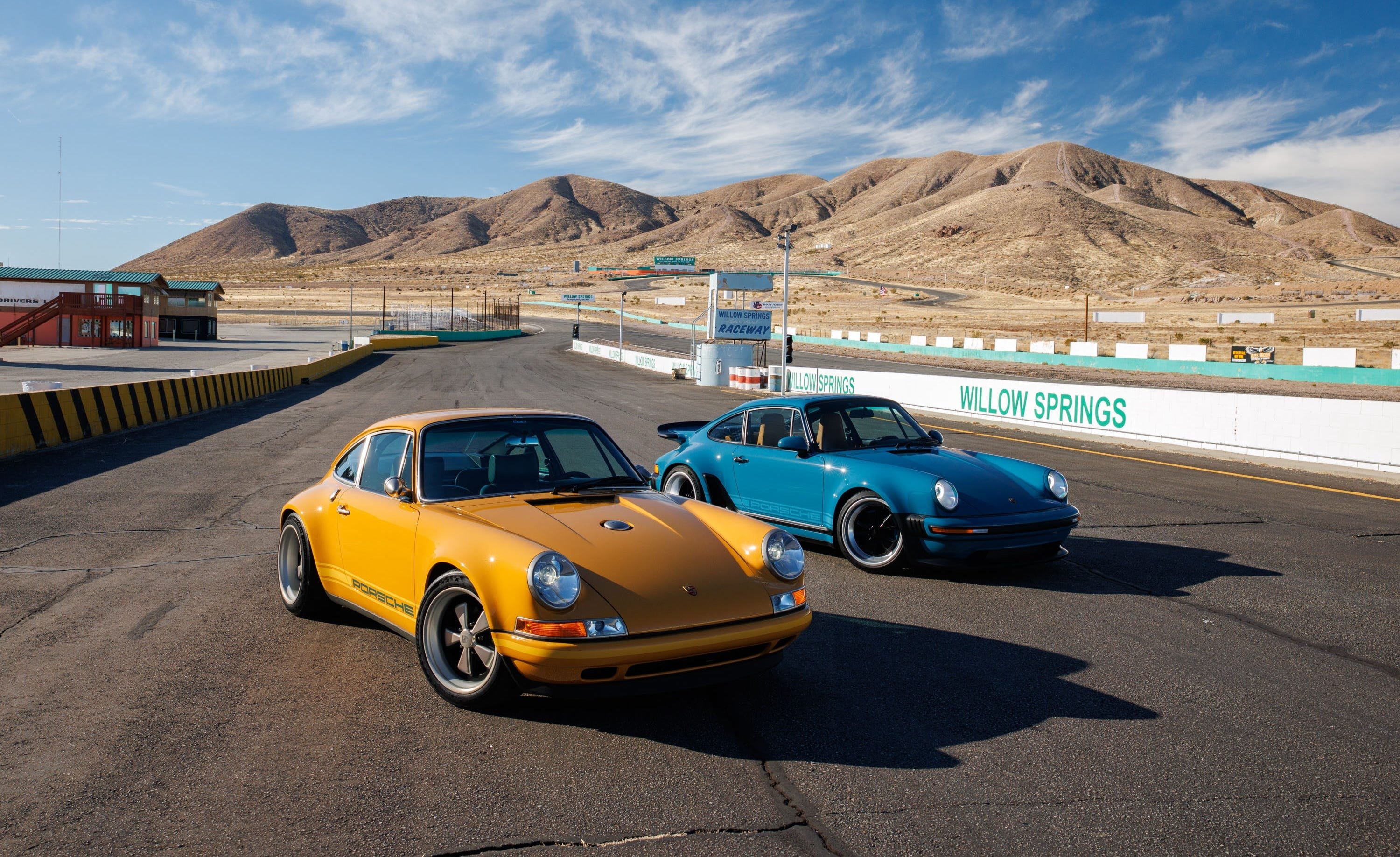 ជ្រុងមួយនៃ Willow Springs Raceway ដែលមានផ្ទៃខាងក្រោយវាលខ្សាច់រដ្ឋកាលីហ្វ័រញ៉ា។