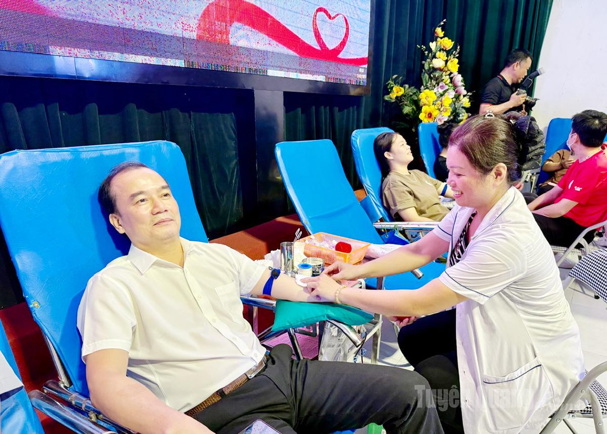 Cán bộ, giảng viên, người lao động trường Đại học Tân Trào tham gia Ngày hội hiến máu.