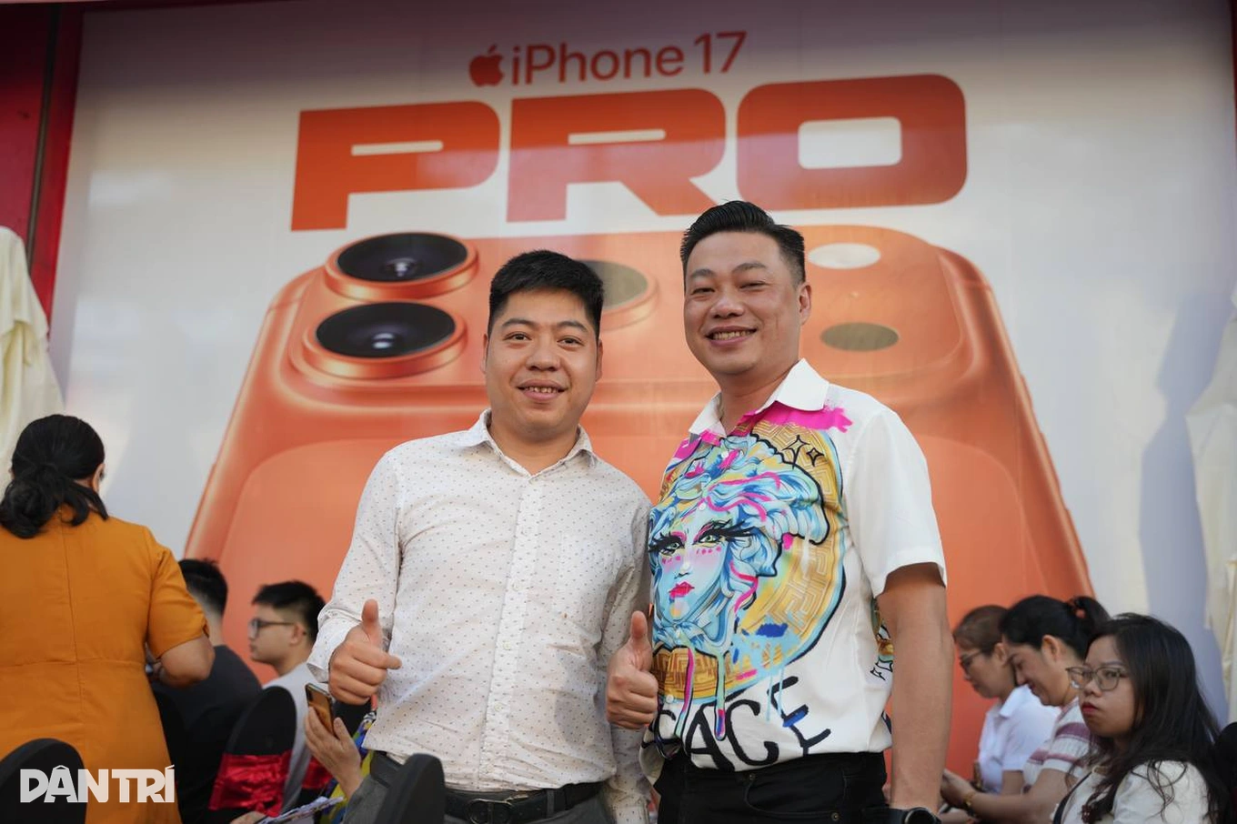Tưởng nhiều người chê, iPhone cam vũ trụ cháy hàng trong ngày đầu mở bán - 5