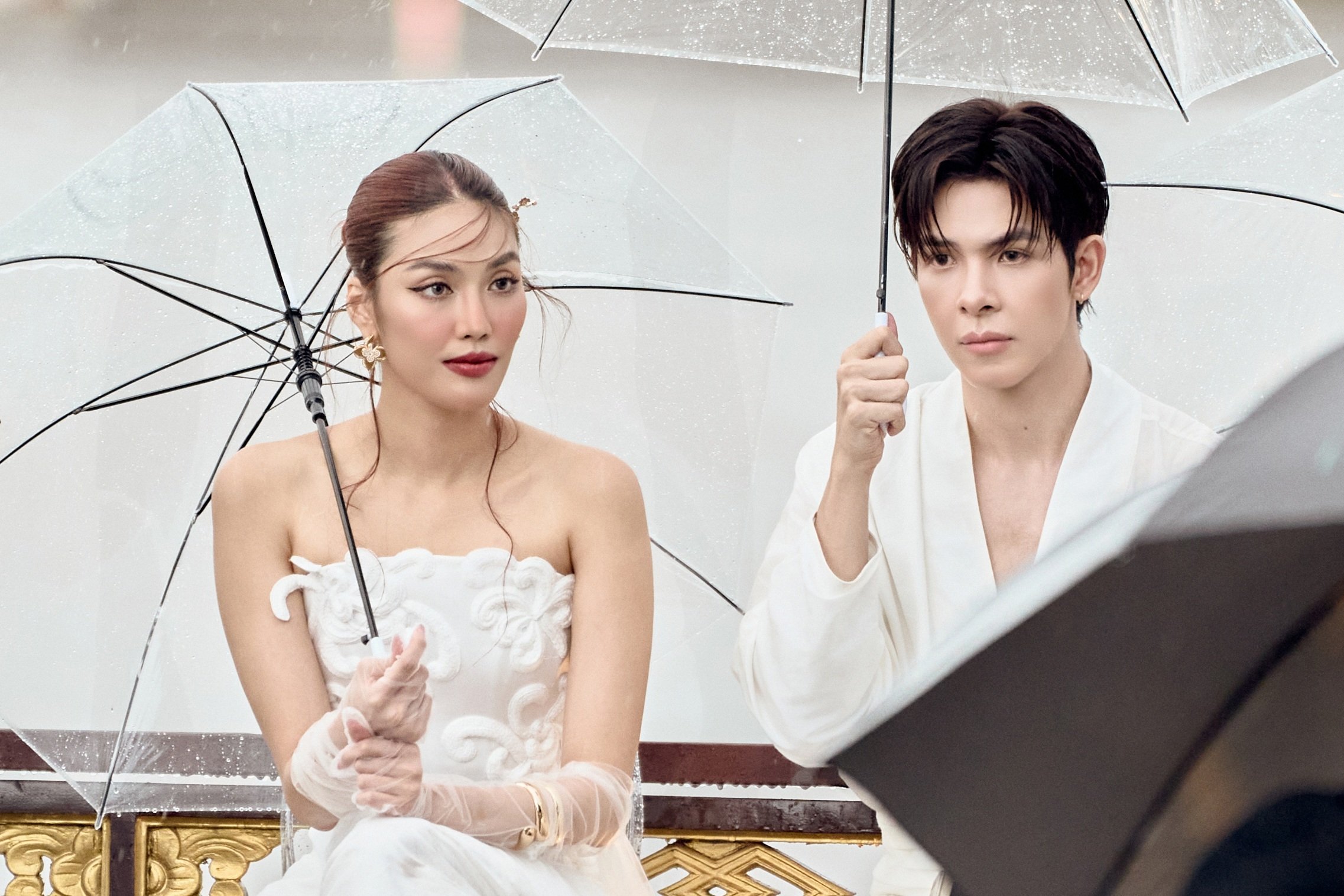 Lan Khuê và dàn sao đội mưa xem trình diễn thời trang trên sông Hương - 3