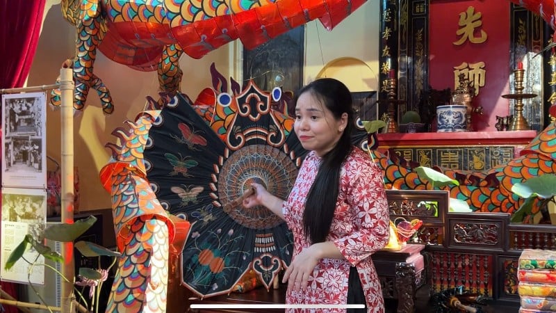Chị Nguyễn Minh Nguyệt, thuyết minh cho khách tham quan về quá trình phục dựng lồng đèn xưa.