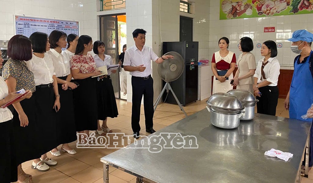 ក្រុមអធិការកិច្ចបានត្រួតពិនិត្យការអនុវត្តបទប្បញ្ញត្តិសុវត្ថិភាពចំណីអាហារនៅសាលាមត្តេយ្យ Vu Phuc (វួដ Vu Phuc)។