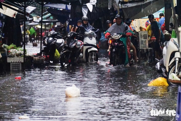 Đường sá phố biển Nha Trang ngập trong 'biển mưa', xe cộ ùn ứ - Ảnh 7.