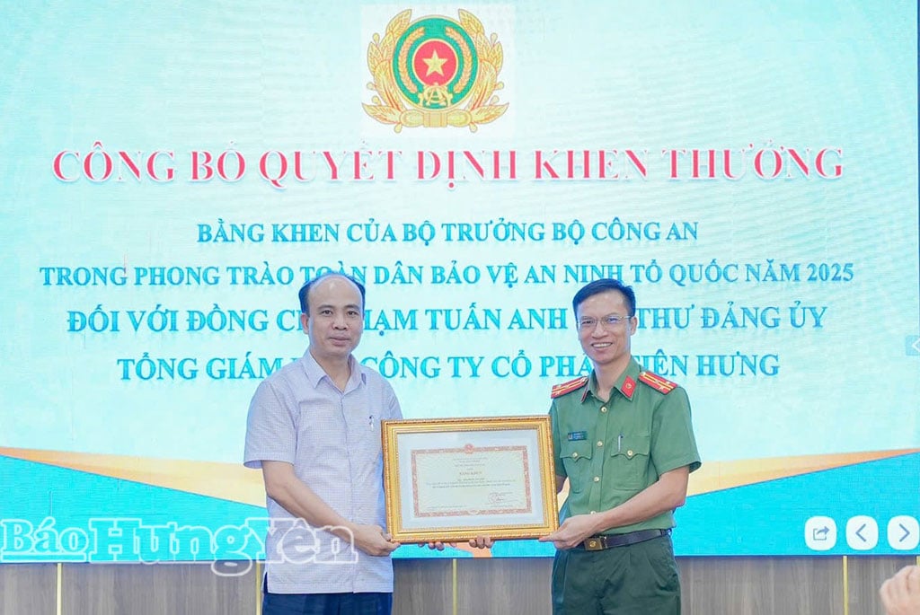 លោក Pham Tuan Anh លេខាបក្ស និងជាអគ្គនាយកក្រុមហ៊ុនភាគហ៊ុនរួម Tien Hung បានទទួលវិញ្ញាបនបត្របញ្ជាក់គុណតម្លៃពីរដ្ឋមន្ត្រីក្រសួងសន្តិសុខសាធារណៈ។