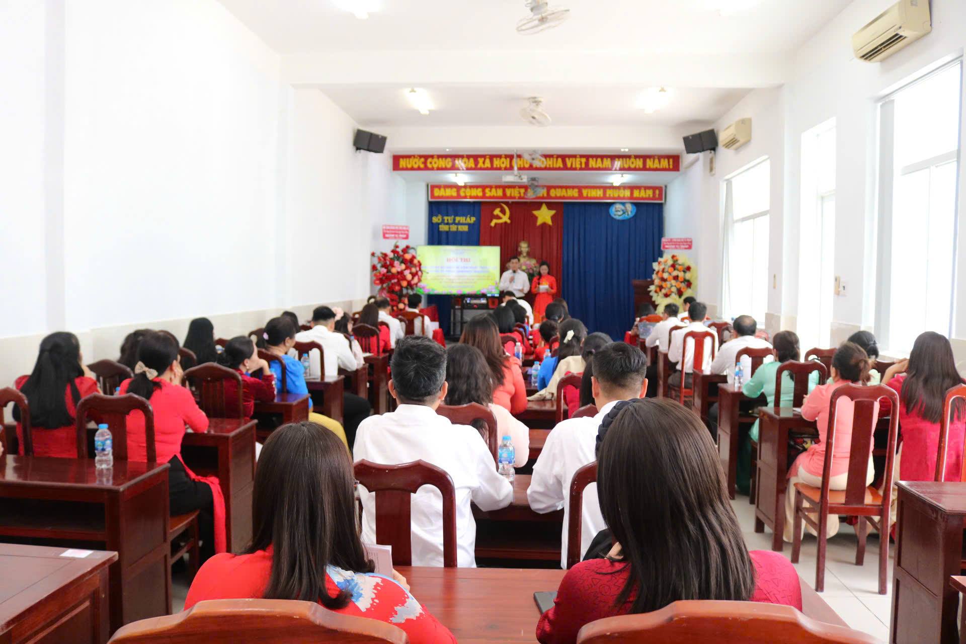 អង់គ្លេស៖ ព័ត៌មាន