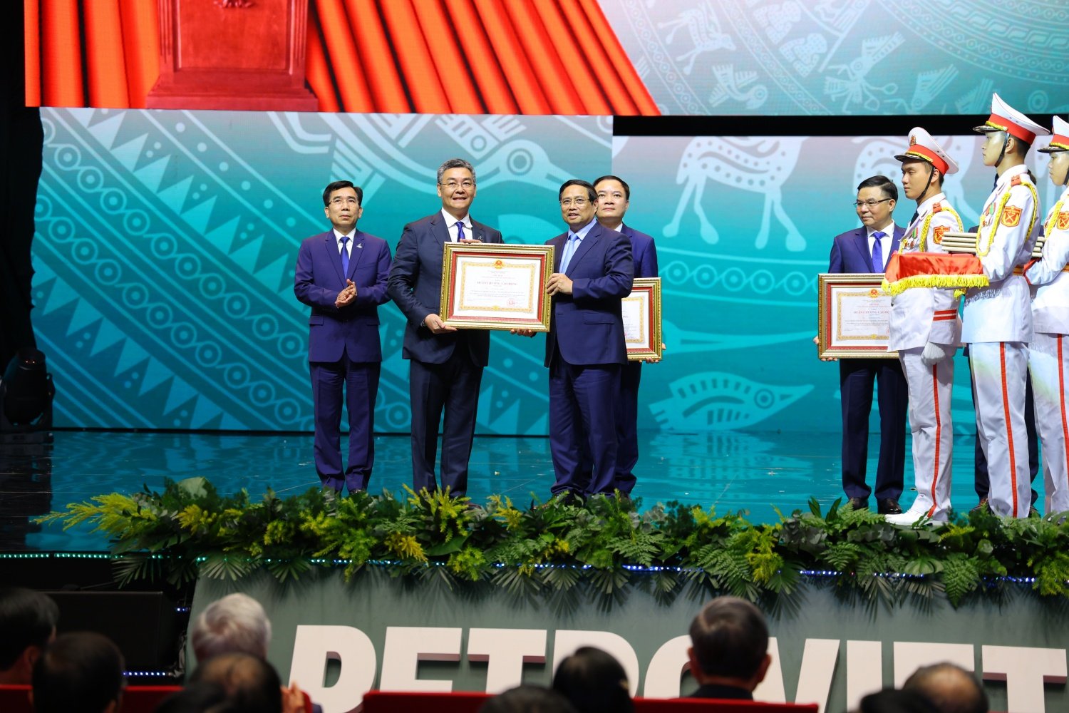 Petrovietnam đón nhận Huân chương Lao động hạng Nhất