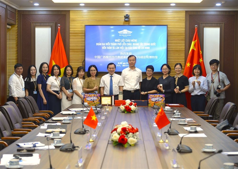 Đoàn đại biểu Thành phố Liễu Châu, Quảng Tây, Trung Quốc thăm và làm việc tại Bảo tàng Hồ Chí Minh