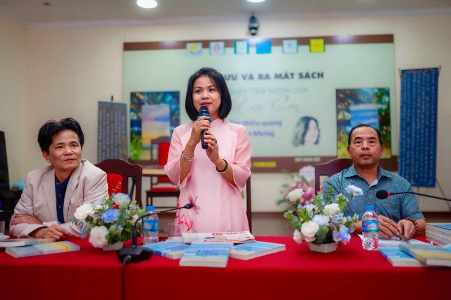 nha-tho-ngo-thanh-van-trong-buoi-ra-mat-sach-tai-ha-noi.jpg
