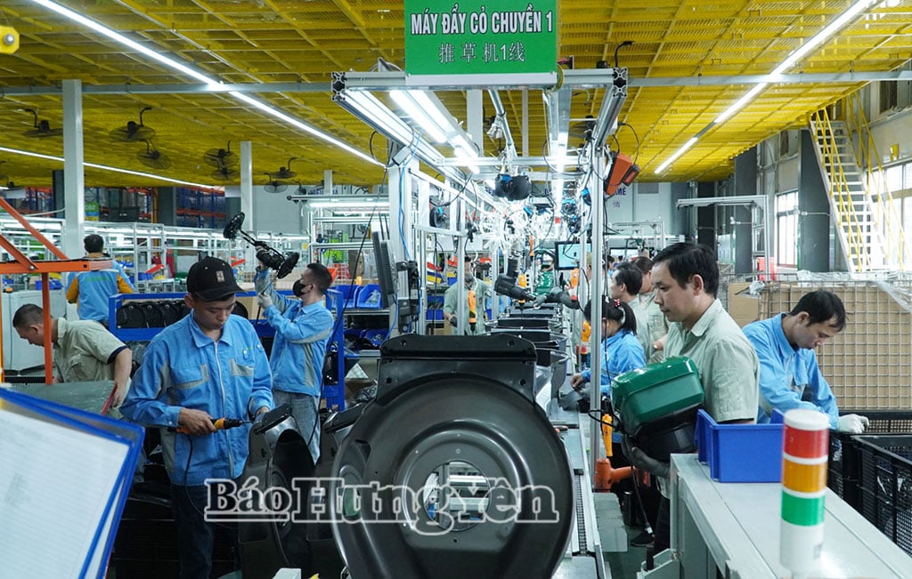 កម្មករនៃក្រុមហ៊ុន Greenworks Vietnam Co., Ltd. នៅសួនឧស្សាហកម្ម Lien Ha Thai ប្រមូលផ្តុំម៉ាស៊ីនថែសួនសម្រាប់ការនាំចេញ។