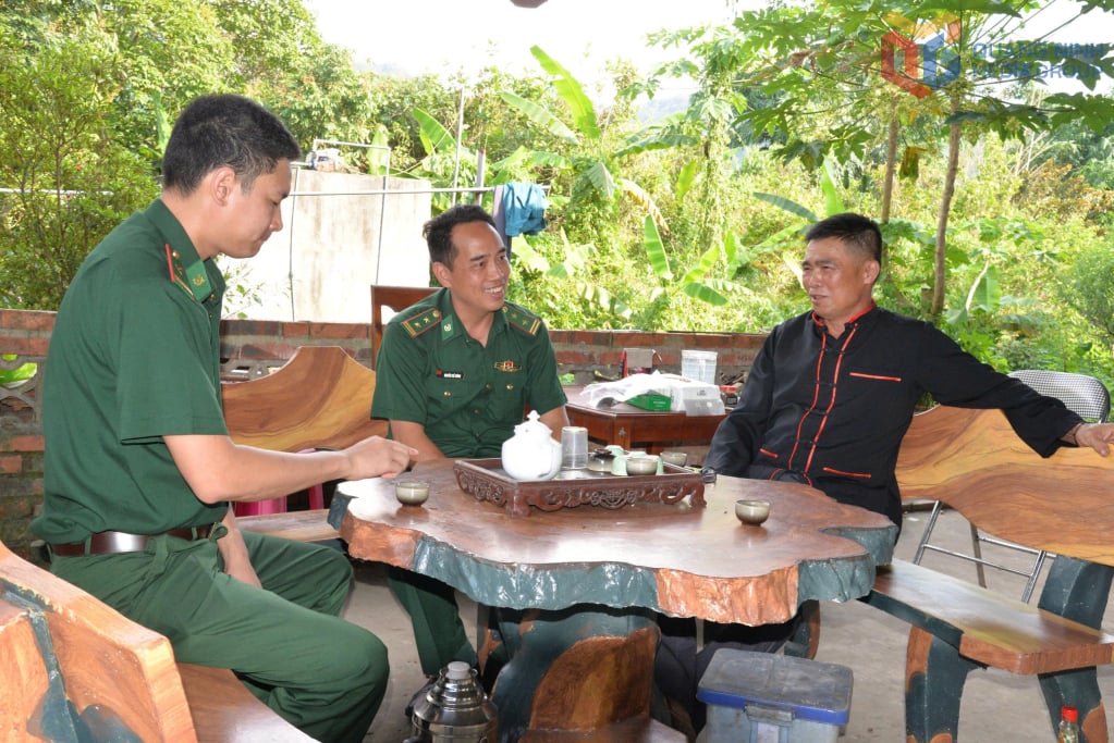 មន្ត្រីប៉ុស្តិ៍ព្រំដែន Po Hen បានពិភាក្សាជាមួយលោក Ly A Chang លេខាបក្ស ប្រធានភូមិ Luc Chan ឃុំ Hai Son អំពីស្ថានភាពសន្តិសុខ និងសណ្តាប់ធ្នាប់នៅតំបន់ព្រំដែន។
