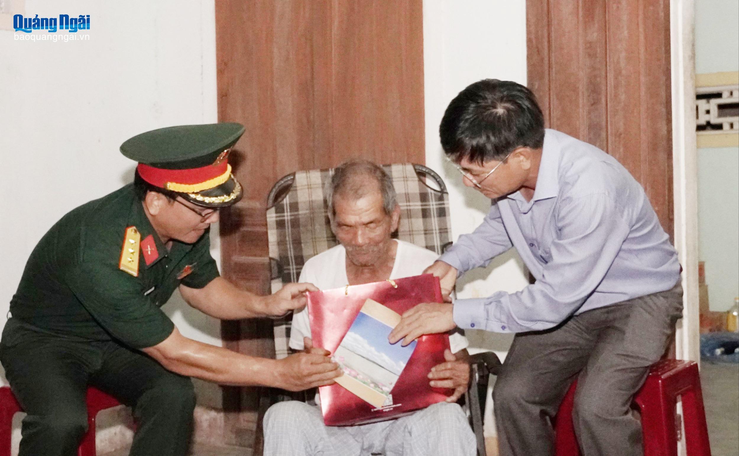 Wakil Ketua Komite Rakyat Provinsi Nguyen Ngoc Sam mengunjungi dan menyerahkan hadiah kepada penyandang cacat perang Trinh Tuu.