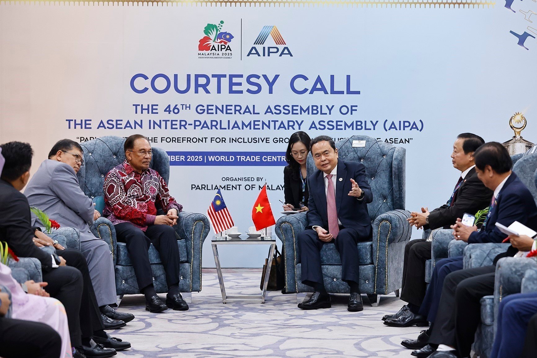 vna-potal-chu-tich-quoc-hoi-tran-thanh-man-hoi-kien-thu-tuong-malaysia-anwar-ibrahim-8282239.jpg