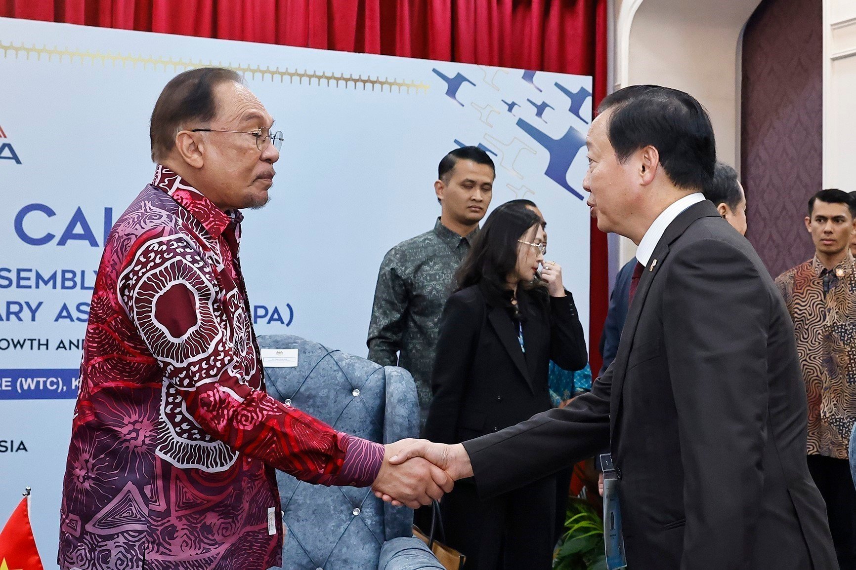 vna-potal-chu-tich-quoc-hoi-tran-thanh-man-hoi-kien-thu-tuong-malaysia-8282260.jpg