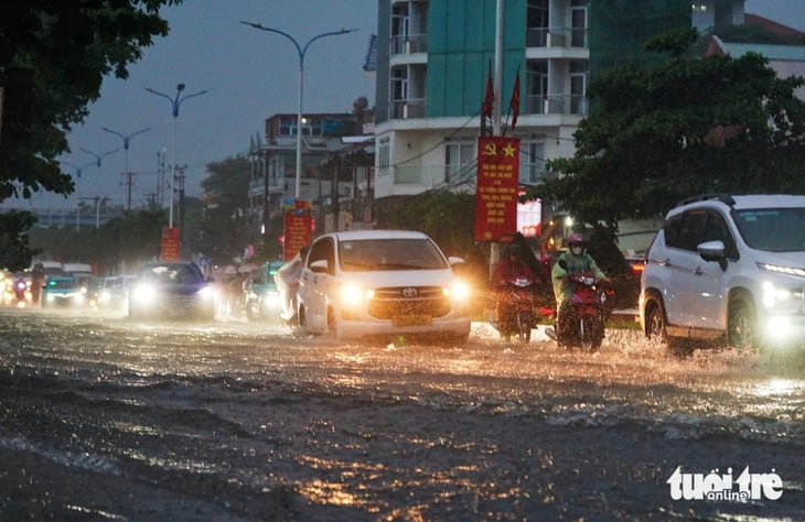 Đường sá phố biển Nha Trang ngập trong 'biển mưa', xe cộ ùn ứ - Ảnh 1.