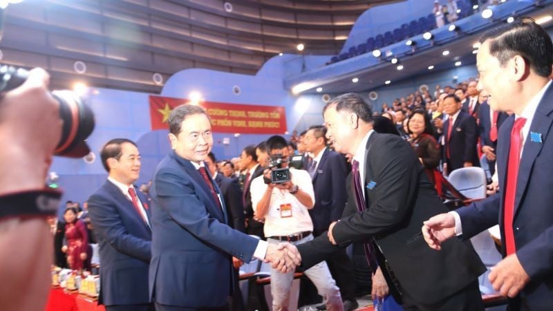 សមមិត្ត Tran Thanh Man សមាជិកការិយាល័យនយោបាយ ប្រធានរដ្ឋសភា បានជួបជាមួយថ្នាក់ដឹកនាំខេត្ត ពីសម័យកាលផ្សេងៗគ្នា ចូលរួមមហាសន្និបាតលើកទី១ គណៈកម្មាធិការបក្សខេត្ត Khanh Hoa អាណត្តិ ២០២៥-២០៣០។