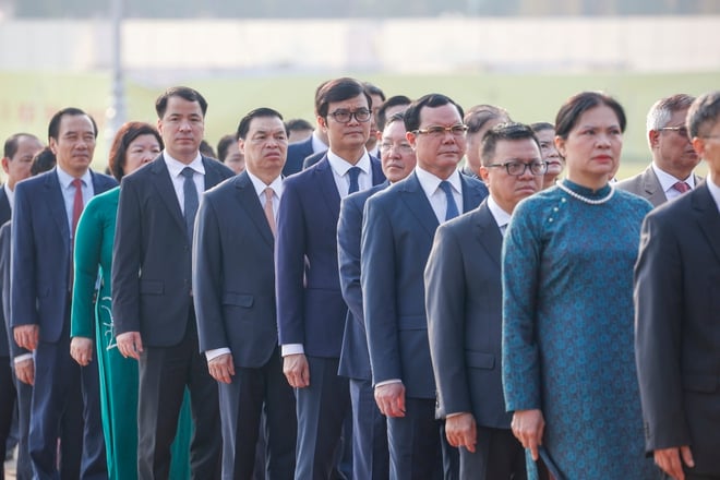 Đại biểu Đảng bộ MTTQ, các đoàn thể T.Ư vào Lăng viếng Chủ tịch Hồ Chí Minh- Ảnh 4.