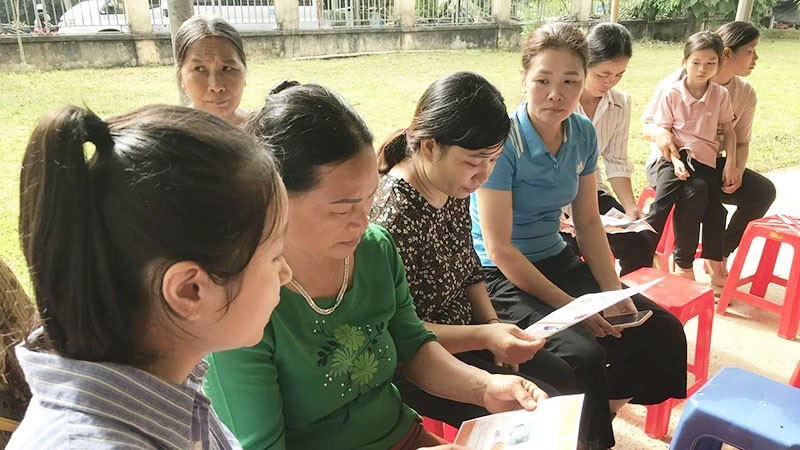 បុគ្គលិកនៃស្ថានីយ៍សុខភាពឃុំ Son Phu (ស្រុក Na Hang ខេត្ត Tuyen Quang) ផ្សព្វផ្សាយអាហារូបត្ថម្ភ និងសប្តាហ៍មាតាសុវត្ថិភាពដល់ប្រជាជន។ (រូបថត៖ KHÁNH HUY)