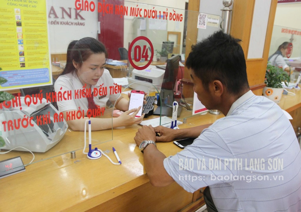 បុគ្គលិក Agribank នៅសាខា Bac Son Lang Son ណែនាំអតិថិជនឱ្យបើកគណនីទូទាត់តាមអេឡិចត្រូនិក