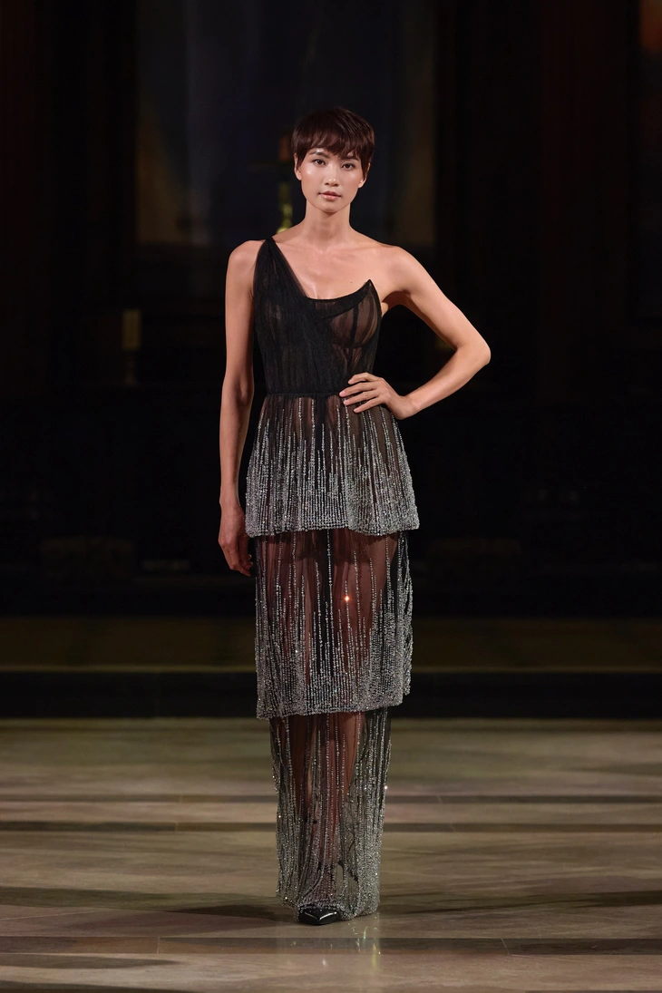 Nhà thiết kế Trần Hùng trình làng bộ sưu tập thứ 14 tại London Fashion Week - Ảnh 4.