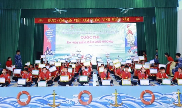Các em học sinh Trường THCS Hồng Kỳ (Hà Nội) trả lời câu hỏi của cuộc thi “Em yêu biển đảo quê hương”.