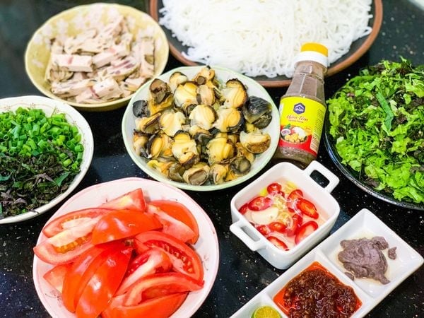 Bật mí cách nấu bún ốc đơn giản mà ngon bất ngờ cho bữa sáng, ăn một lần khó quên - Ảnh 1.