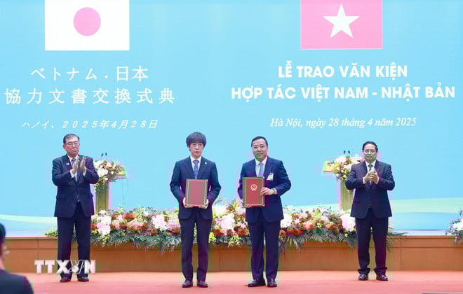 ttxvn-hai-thu-tuong-viet-nam-va-nhat-ban-chung-kien-ky-ket-va-trao-doi-van-kien-hop-tac-giua-hai-nuoc-28-2.jpg