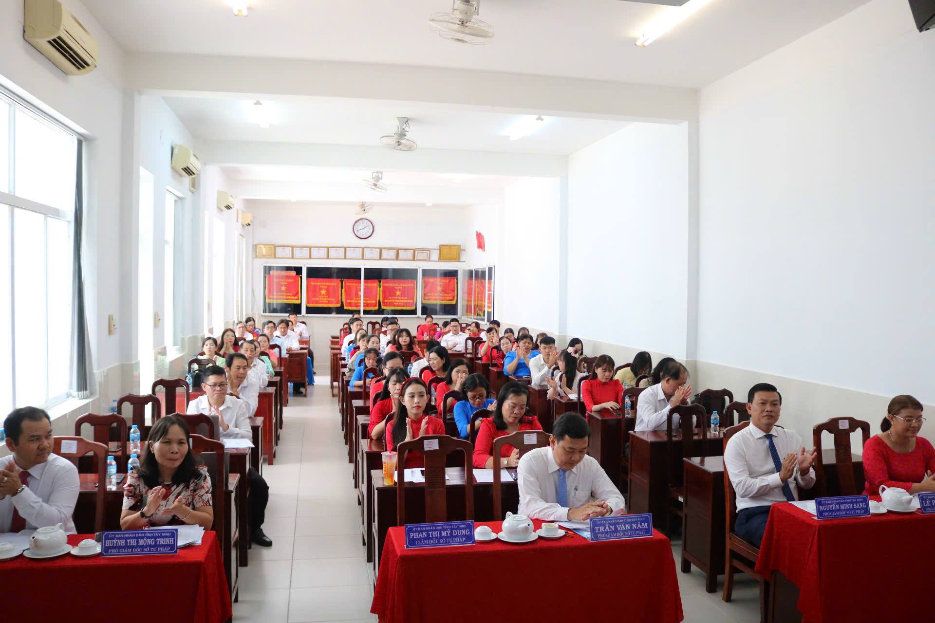 អង់គ្លេស៖ ព័ត៌មាន
