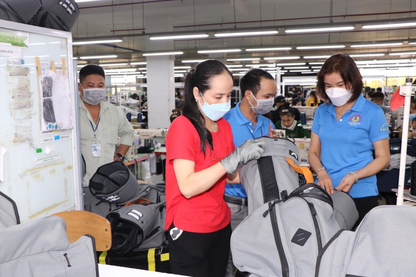 Công nhân sản xuất trong nhà máy ở Bình Dương Ảnh HC .jpg