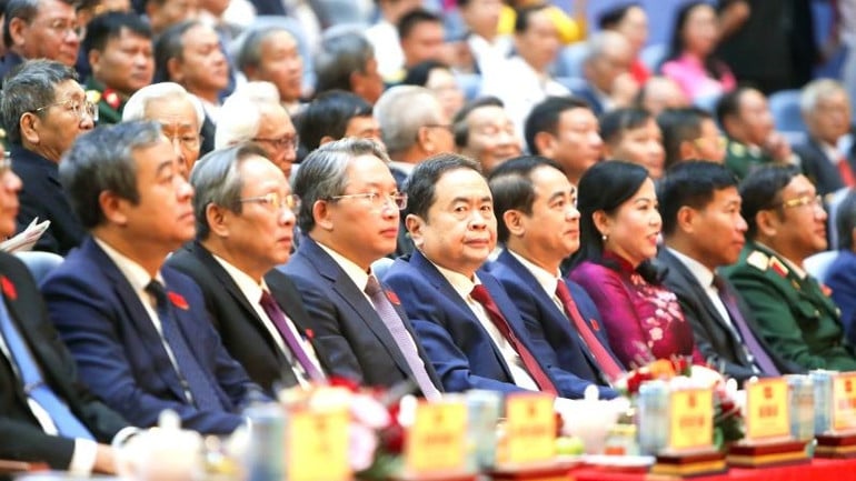 lanh-dao-dang-nha-nuoc-tham-du-dai-hoi.jpg