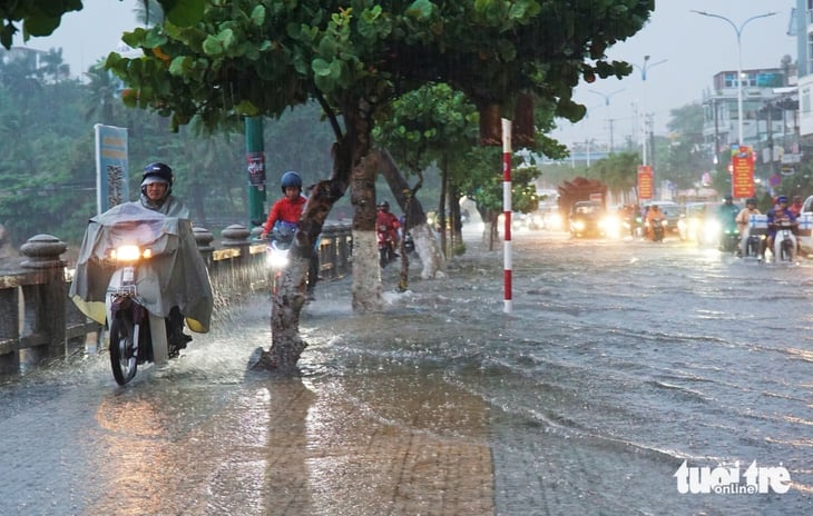 Đường sá phố biển Nha Trang ngập trong 'biển mưa', xe cộ ùn ứ - Ảnh 4.