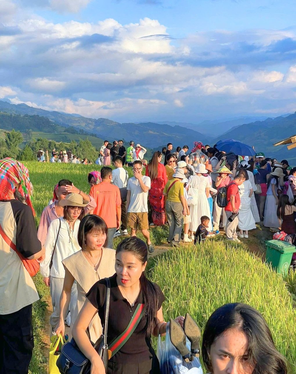Mù Cang Chải chật kín khách du lịch, nửa đêm có người vẫn vật vã tìm phòng - 3