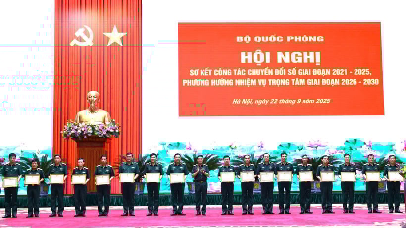 ការផ្តល់រង្វាន់ដល់អង្គភាព និងបុគ្គលដែលមានសមិទ្ធិផលឆ្នើមក្នុងការអនុវត្តភារកិច្ចផ្លាស់ប្តូរឌីជីថលក្នុងរយៈពេល 2021-2025 ។