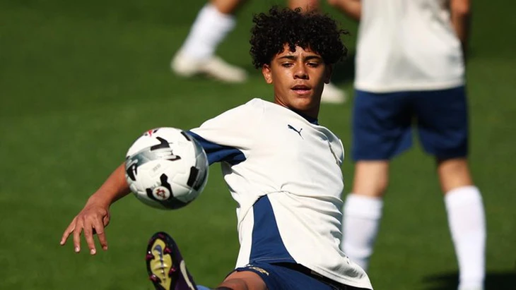 កូនប្រុសរបស់ Ronaldo បង្កភាពច្របូកច្របល់ជាមួយនឹងការទាត់បាល់ហ្វ្រីឃីកដ៏អស្ចារ្យរបស់គាត់ - រូបថត ១.