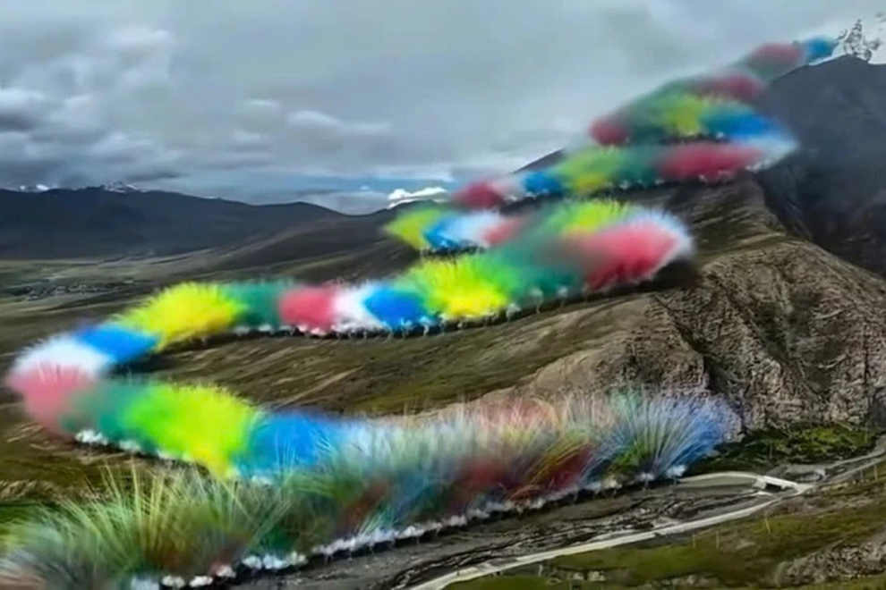 Màn pháo hoa khổng lồ thắp sáng sườn đồi ở dãy Himalaya gây tranh cãi - 1
