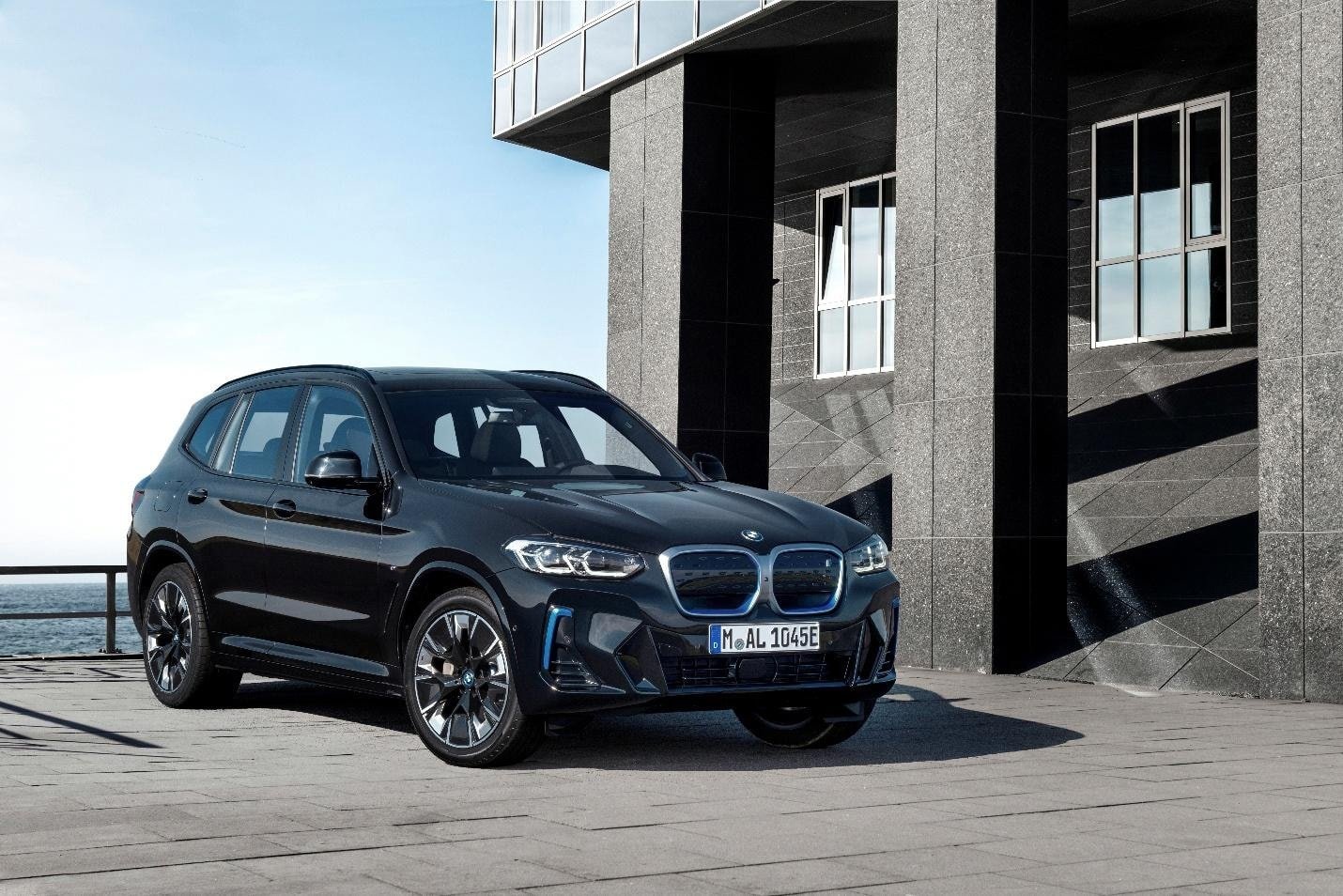 ផលិតផលចម្រុះរបស់ BMW រាប់ចាប់ពីរថយន្ត sedans, SUVs រហូតដល់រថយន្តអគ្គិសនីត្រូវបានដាក់តាំងបង្ហាញនៅក្រុមហ៊ុន Thaco Auto dealer។