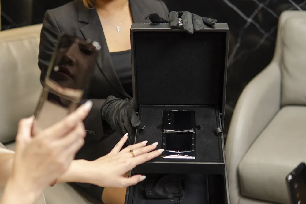Vertu Vietnam - Quantum Flip phone.JPG
