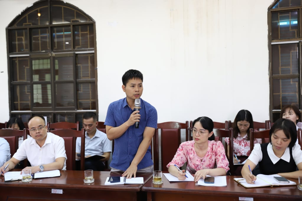 Đại diện doanh nghiệp thu gom, vận chuyển, xử lý rác thải sinh hoạt phát biểu ý kiến.