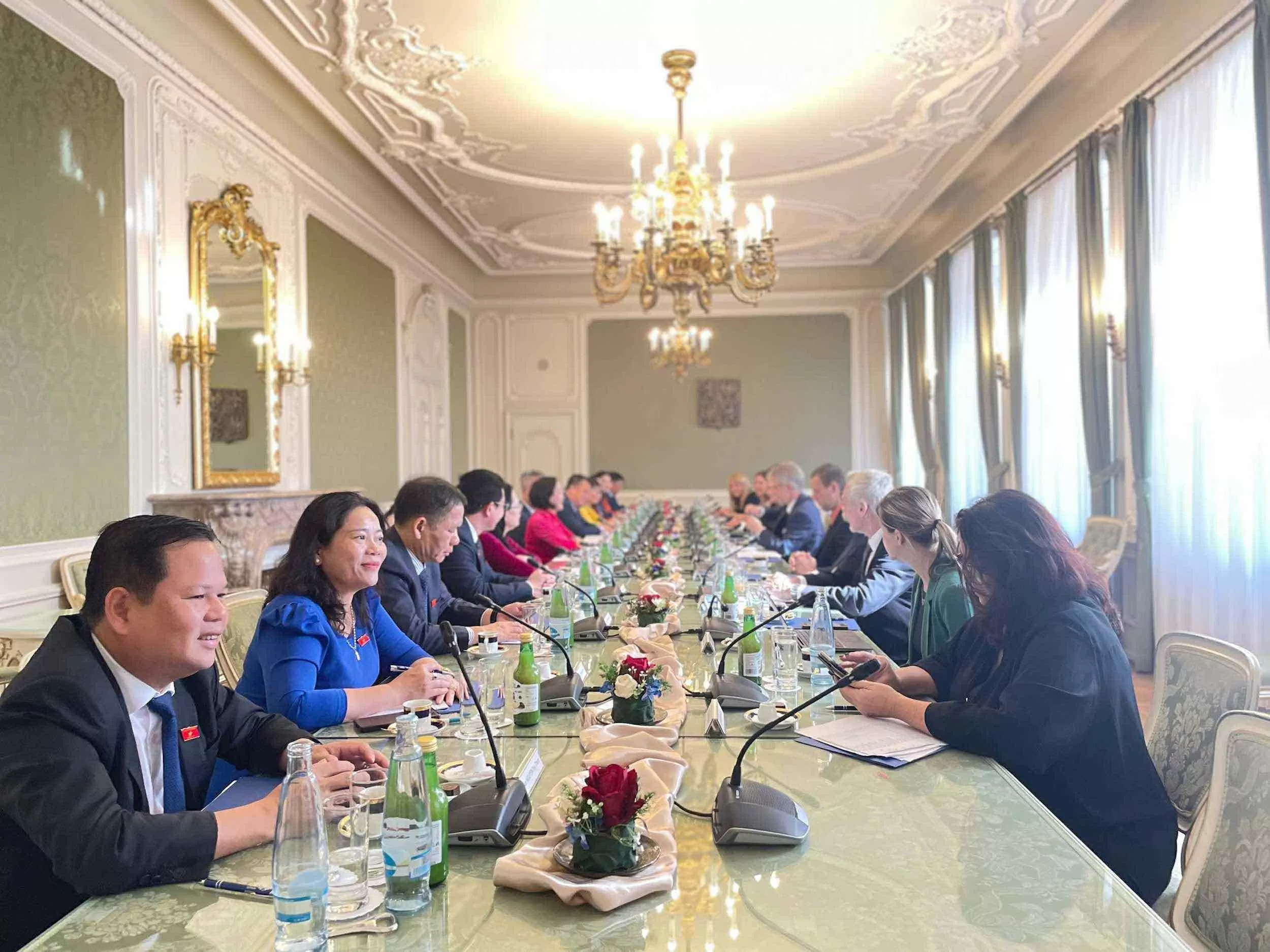 Phó Chủ tịch Quốc hội Nguyễn Thị Thanh cảm ơn và mong muốn chính quyền các cấp của Czech tiếp tục tạo điều kiện thuận lợi cho cộng đồng người Việt Nam tại Czech hội nhập sâu rộng. Ảnh: T. Cường