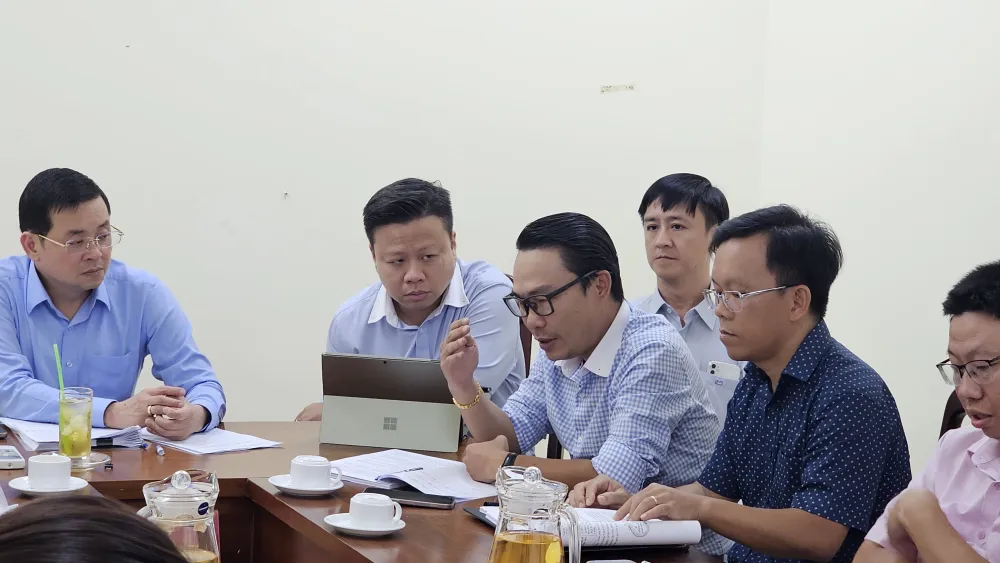 Giám đốc Sở NN-MT TPHCM Nguyễn Toàn Thắng, Tổ trưởng Tổ Công tác lắng nghe doanh nghiệp trình bày ý kiến tại một buổi làm việc. Ảnh: Đỗ Trà Giang
