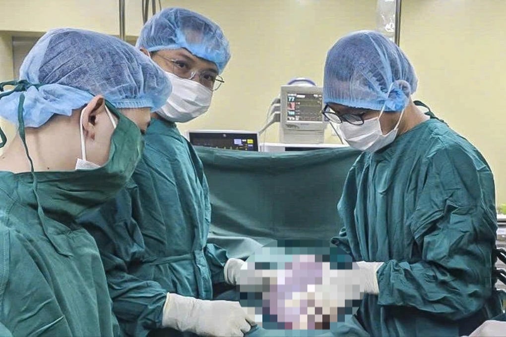 Nữ bệnh nhân 19 tuổi mang khối u buồng trứng nặng 5,5kg - 1